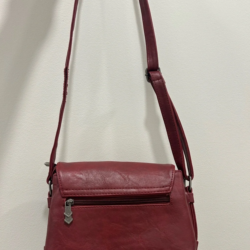 Chic Maroon Leather Crossbody Bag - Picture 2 of 4